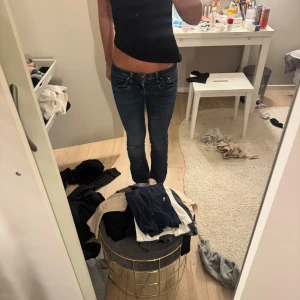 Ltb jeans blåa - Säljer mina Ltb jeans, stl 24/30, längden passa perfekt på mig som är ca 163. Bra skick något slitna nere vid skon men inget man ser! Priset är diskuterbart vid snabb o smidig affär!