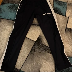 Svarta byxor från Palm Angels - Relativt nya byxor från palm angels byxor har haft dom i 1 år men använt max 10 gånger 