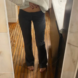 Gråa kostym byxor  - Snygga gråa bootcut byxor med låg midja. Perfekta för en stilren look. De har en tight passform upptill och blir vidare nedtill. Helt nya 