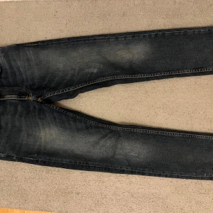 Nudie Jeans Lean Dean Troubled Sea - Stilrena jeans som passar till ALLT. Sköna och snygga som endast använts få gånger vilket gör att de fortfarande är nyskick. Jag köpte de på NK för 1600kr för cirka 2 år sen och har inte använt de på grund av att passformen var lite fel för mig. Storleken är 30W 30L men sitter ungefär som 28W 31L (med Levi’s som referens) vid frågor är det bara att skriva! 