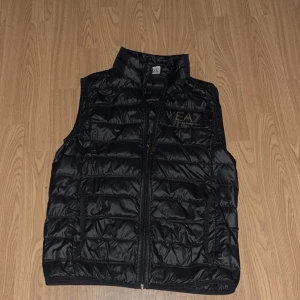 svart EA7 väst - kond: 7/10 har använt under våren men inte mer än det