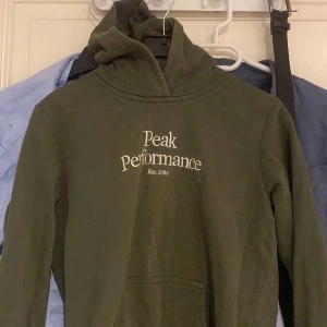 Grön hoodie från Peak Performance - Säljer en snygg grön hoodie från Peak Performance med broderad logga på bröstet. Kostar 800 nypris kan tänka mig 300-250