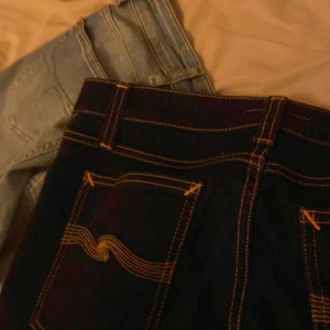 Tiger of Sweden jeans och nudie jeans  - Säljer två par jeans, ett i ljusblå tvätt och ett i mörkblå. 
