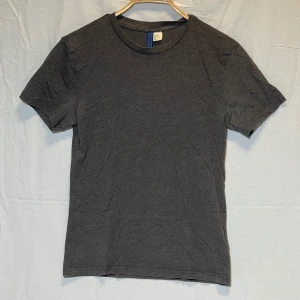Mörkgrå t-shirt - Säljer en stilren mörkgrå t-shirt, storleken är S. 