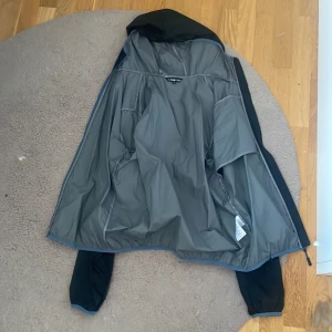 Vindjacka strs S - Fick den i present men den är för liten.