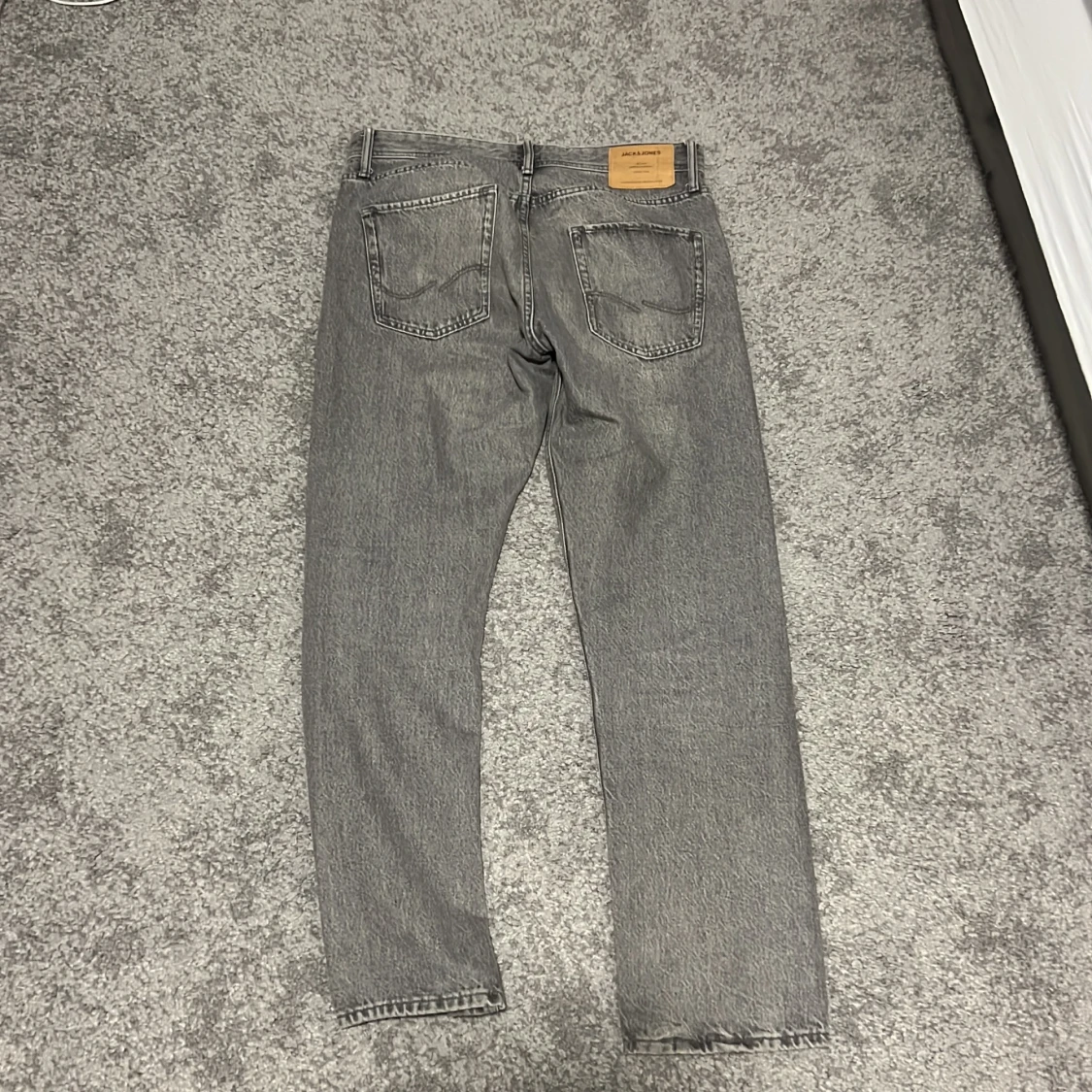 Grå jeans från Jack and jones - 90