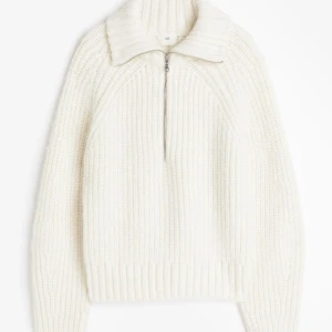 Krämvit stickad kofta🤍 - Mysig vit stickad kofta från H&M i storlek S. Aldrig använt och säljer just för att den inte kommer till användning💞