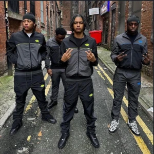 Syna world Tracksuit  - En helt ny synaworld Tracksuit i storlek s kan också passa m . Köptes under en av dem första droppen som synaworld hade. Allt tillbehör nedkommer bland annat klistermärken och påsen se slide 5. Köptes för 180 brittiska pund. 