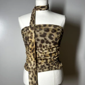 Leopard topp zara  - Populär leopard topp från zara. Ny med prislapp  Stolek s. Kan gå ner lite i pris vid snabb affär. Köp sker via köp nu, jag postar inom 24h. Kvar tills markerad såld