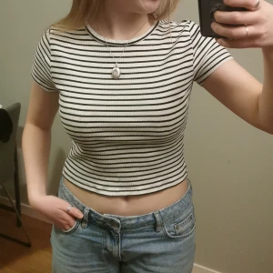 Randig croppad tröja - . 