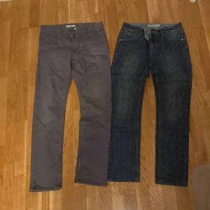 Två par byxor från H&M och Denim Day - Säljer två par byxor: ett par grå slim fit från H&M och ett par mörkblå jeans från Denim Day. Perfekta för en stilren look med bekväm passform. Storlek 158 cm båda två, Barnstorlek 100 kr för båda eller 60kr styck 