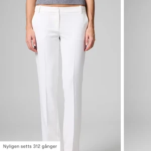 Vita kostymbyxor från BikBok - Köptes här på plick. Aldrig användna!! Mycket bra skick. Storlek 38 men passar 36.