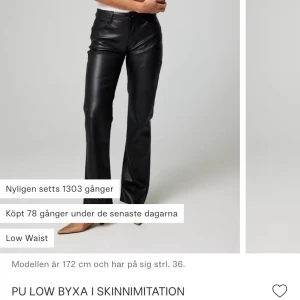 Svarta skinnbyxor  - Snygga svarta skinnbyxor med låg midja. Byxorna är ifrån bikbok och säljs då de inte kommer till användning💕