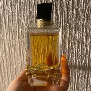 Yves Saint Laurent Libre Eau de Parfum - Ysl parfym som säljs pga att den inte passar mig tkr jag, nästan helt fullt pga att jag ej använt så mkt. Fraktar inom 24h🥰