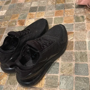 Nike air 270 - Säljer mina 270 som knappt är använda. Kontakta vid frågor. Mitt pris 700, nypris är 1499. Skorna har lite repor på bubblan!