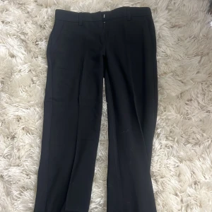Svarta lowwaist kostymbyxor från Nelly - Säljer ett par svarta flare lowwaist kostmbyxor från nelly i storlek 32, ej använda bara testat och tagit bort lappen.