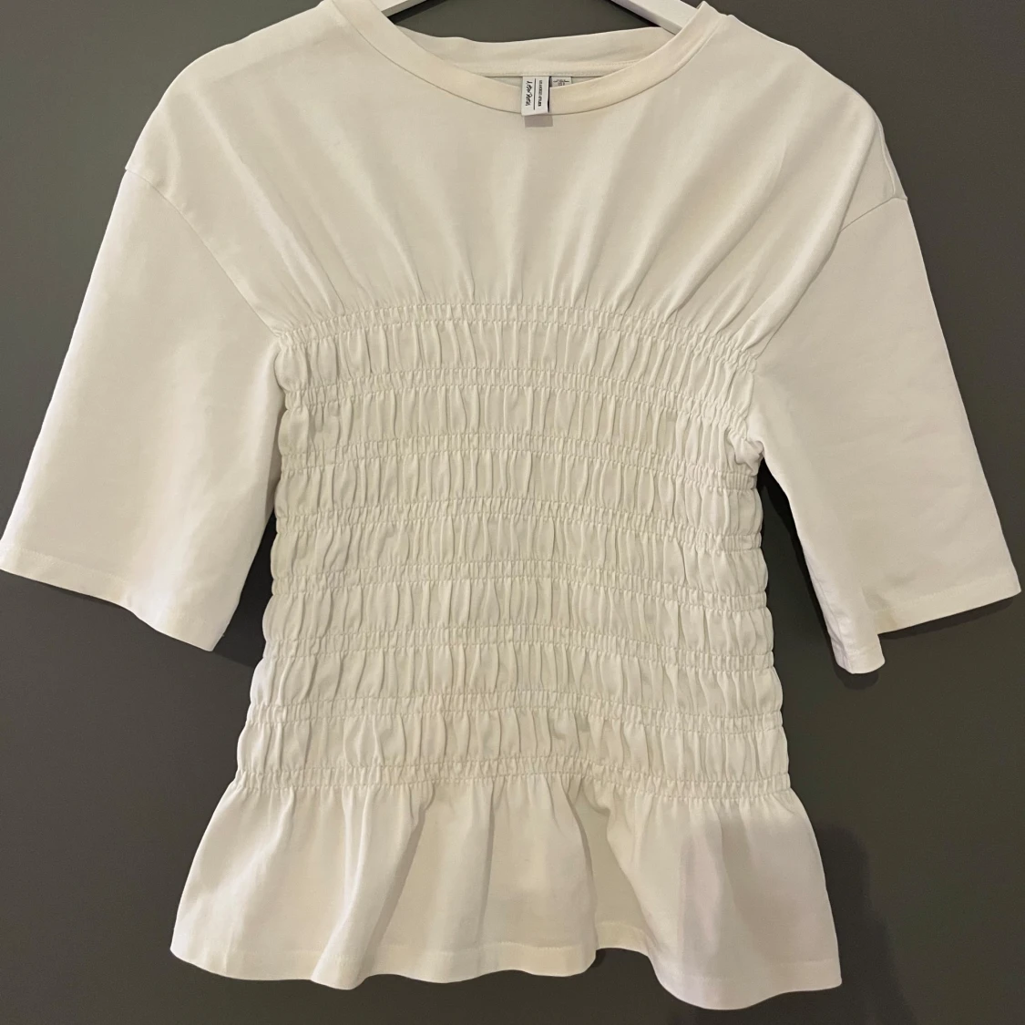 Vit topp med smockdetaljer från Other stories
