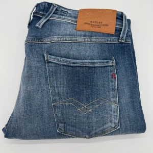 REPLAY ANBASS 10 years washed  - - Replay anbass jeans - Slim fit passform - Storlek W33/L32 - Nypris runt 1800kr - Kontakta för fler frågor eller funderingar // Deluxecloset