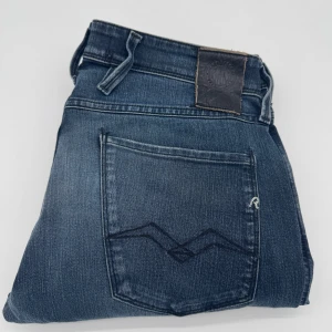 REPLAY ANBASS JEANS  - - Replay anbass jeans - Slim fit passform - Storlek W33/L32 - Nypris runt 1800kr - Kontakta för fler frågor eller funderingar // Deluxecloset