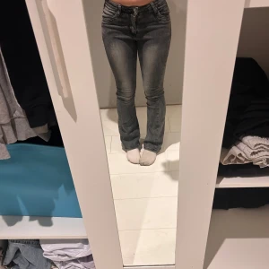 Grå jeans med bootcut - jätte fina lågmidjande bootcut jeans. xs men passar xxs, knappt använda. väldigt stretchiga 