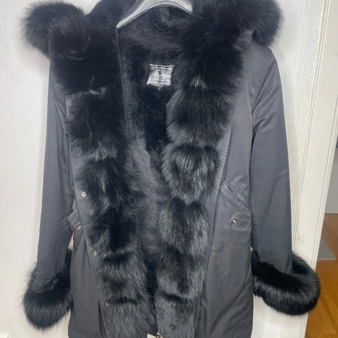 Svart parkajacka med pälsdetaljer - 90