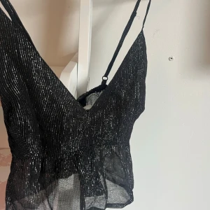 Svart glittrig linne - Så snygg festtopp, perfekt nu inför nyår!!💕💕
