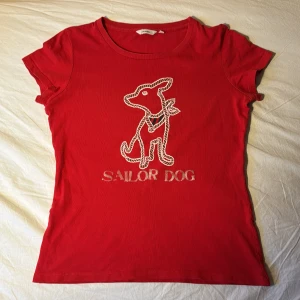 Röd t-shirt med tryck - Supersöt t-shirt, bra skick & sitter åtsittande❤️