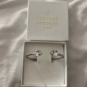 Caroline Svedbom armband  - Silvrigt Caroline Svedbom armband! I bra skick, har lite missfärgning vid stenarna men det är absolut inget man tänker på (se bild)