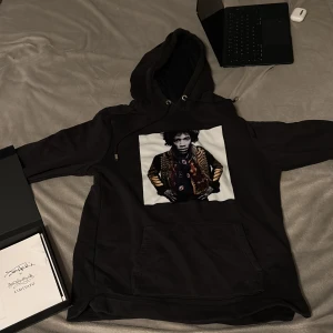 Limitato Hoodie Jimi Hendrix - Storlek S Limitato Hoodie Svart Jimi Hendrix. Äkthetsintyg finns. Använd minimialt. Ser lite ostryken ut men kan stryka innan jag skickar iväg den. 