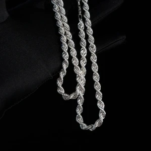 6mm cordellkedja i äkta 925 Silver - Elegant silverfärgat halsband med en design som ger en stilren och modern look. Perfekt för att lyfta vilken outfit som helst. Kedjan köptes för Ca 3 månader sen från kejsar