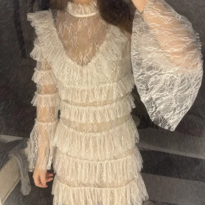 By malina klänning - Säljer min by malina klänning jag hade på studenten! Såå fin spetsklänning med ett beiget tyg under spetsen så den inte är genomskinlig. Hel och ren, har förvarats upphängd sen i somras. Storlek xs