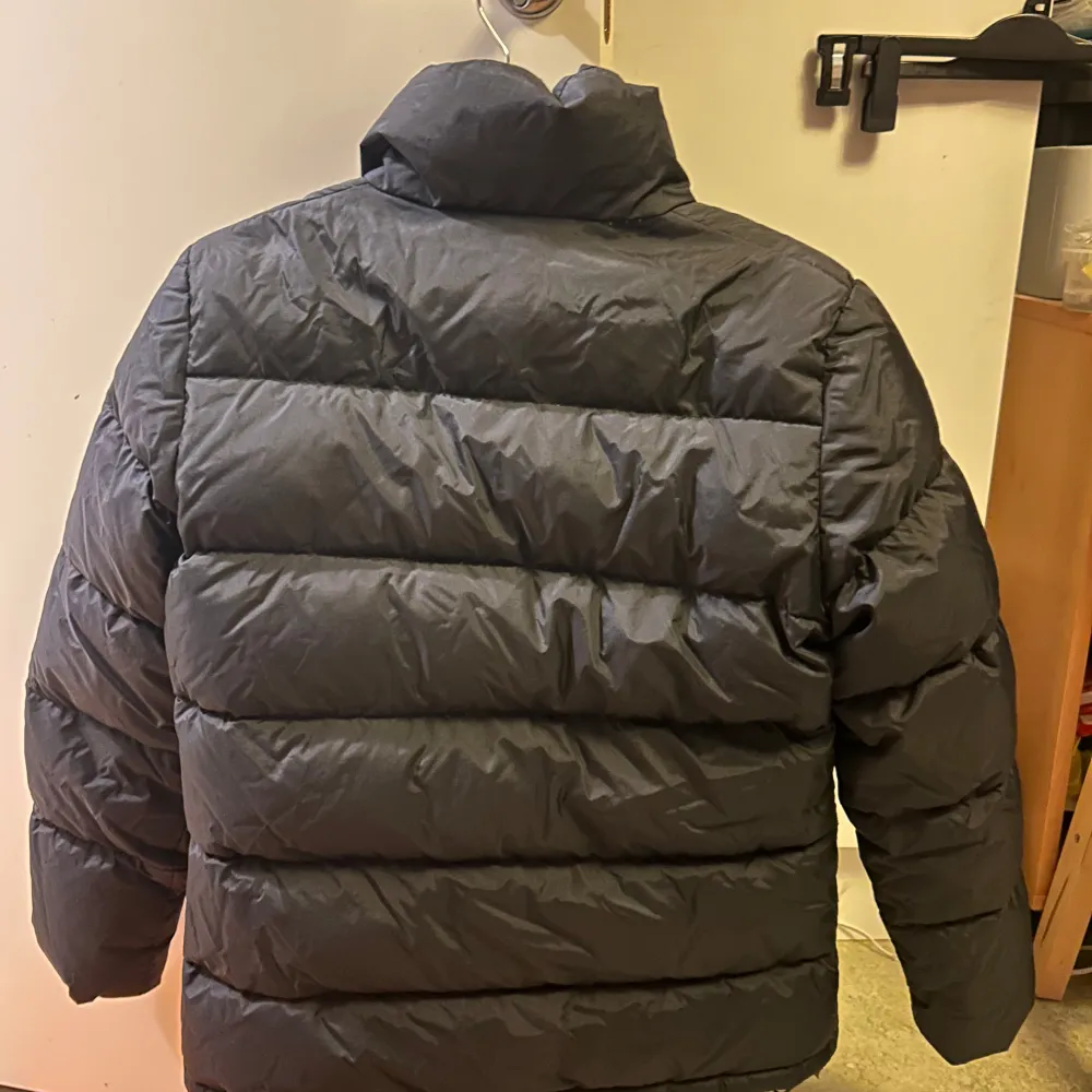 Säljer en svart pufferjacka med hög krage och dragkedja. Jackan har en quiltad design och är perfekt för kalla dagar. Den är i storlek S och har långa ärmar. Jackan köptes från Åhléns city, pris kan diskuteras!! Tveka inte att skriva!!. Takit.