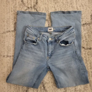 Ljusblå jeans från 157 - Säljer ett par ljusblå jeans från 157. De har en klassisk femficksdesign och är tillverkade i denim. Perfekta för en avslappnad stil. Köpt från lager 157 för 400kr säljer för 300kr. Används inte längre. Storlek S length short
