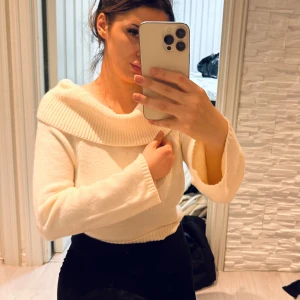 Vit offshoulder tröja - Säljer en stilren vit offshoulder tröja med ribbad krage. Tröjan har långa ärmar och en mjuk, bekväm passform. Perfekt för en chic och avslappnad look. Passar perfekt för s/m/l storlek