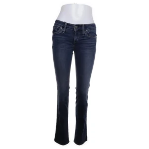 Levis jeans i mörkblå denim - Snygga Levis jeans i mörkblå denim med en klassisk bootcut-stil. De har en lågmidjad passform. Säljer på grund av att de var för små för mig. Går att diskutera pris.