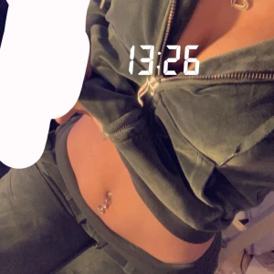 Dark moss juicy couture sett  - Juicy sett, den har en liten defekt på knät en liten bränn skada men ej synligt så man tänker på det. Hör av er för bilder & information byxorna är i storlek xxs och tröjan xs 