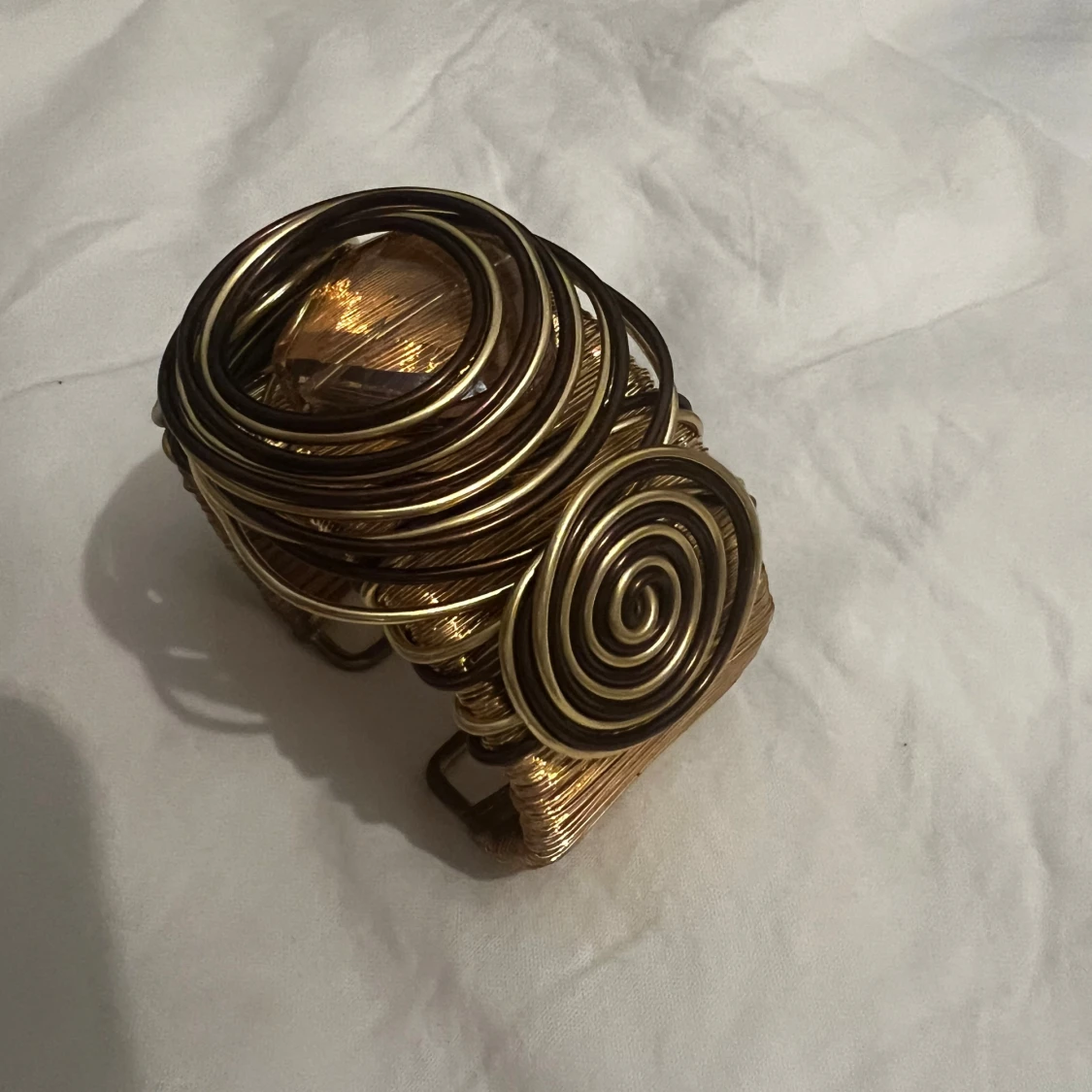 Guldigt armband med spiraldesign - 24