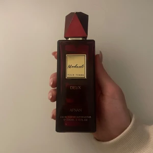 Modest Deux by Afnan - Elegant arabisk parfym i mörkröd nyans. Doften är söt och fruktig med inslag av varm krydda, vanilj, patchouli, körsbär, choklad, trä och pudriga toner. Perfekt för den som älskar en rik, sensuell och komplex doftprofil. Den är lik den populära doften  Lancôme La Nuit Tresor. Har ni några frågor är det bara att ställa🤗❤️