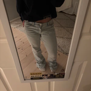 Ljusblå bootcut jeans  - Säljer dessa ljusblåa bottcut jeans från Zara, nyskick. Säljer då dom är alldeles för långa och inte kommit till användning. Säljs ej längre på hemsidan ❣️