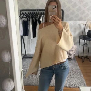 Beige offshoulder tröja - Säljer en  beige offshoulder tröja med långa ärmar. Kommer ej till användning, helt som nu, inte nopprig, lånad bilder av köparen ja köpte av❤️