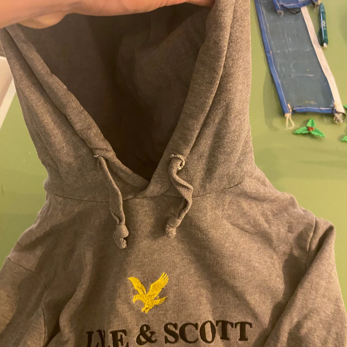 Grå hoodie från Lyle & Scott - 93