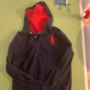 Svart hoodie från Polo Ralph Lauren - Svart hoodie från polo Ralph lauren, fin bekväm och väldigt snygg. Storlek ungefär M och mycket bra skick. Bekväm! Pris diskuteras!