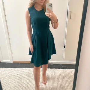 Mörk turkos kortklänning - En klänning i mycket gott skick! Den är i turkos färg, även om den ser mörkare ut på bilden. Mycket bra material och passar till alla evenemang🩵Pris kan diskuteras vid snabb affär!