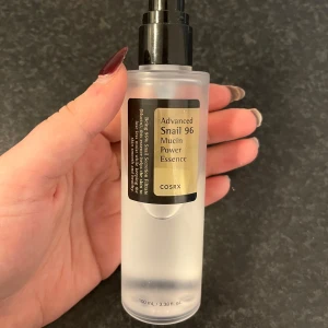 COSRX Advanced Snail 96 Mucin Power Essence - Säljer en flaska COSRX Advanced Snail 96 Mucin Power Essence. Perfekt för att återfukta och ge näring till huden med snigelmucin. Använd (se bilder) samt saknar lock.