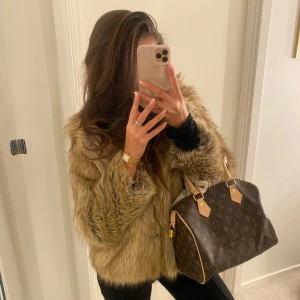 Beige/brun pälsjacka - Jätte fin och trendig beige brun pälsjacka. (Givetvis inte äkta päls) men den är jätte mysig håller en varm 🤎