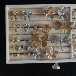 Smycken - Säljer justerbara smycken i rostfritt stål , alla är helt nya. Stora ringar 99kr st. Små ringar 89kr st. Halsband 99kr st. Armband 89kr st. Örhängen 99kr. Vid köp av fler saker får du rabatt ❤️ skriv till mig innan du köper för att vara säker på att smycket inte är sålt!😀