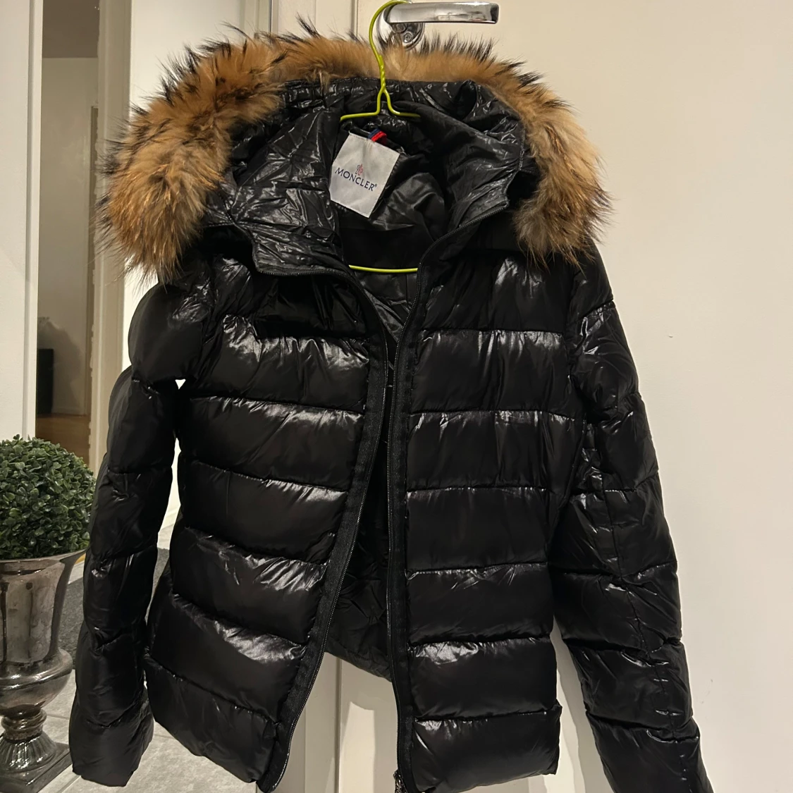 Svart dunjacka med pälsdetalj från Moncler - 92