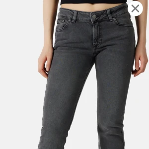 Mörkgrå lågmidjade jeans - Snygga mörkgrå lågmidjade jeans från Junkyard! Har knappt kommit till användning och det är därför anledningen till att jag säljer de. De är alltså i väldigt bra skick. Skriv för fler bilder🫶 Nypris: 599