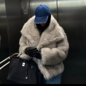 Grå/beige pälsjacka - Säljer en lyxig grå/beige fusk pälsjacka som är supé av Zaras päls jacka från AliExpress med jätte bra kvalitet. Den är i storlek S men passar dig med storlek xs också köpte den för 523kr . Har bara använt den 1 gång så den är i nyskick, lappen finns till och med kvar.Jag säljer den för att jag inte vill ha den längre . Skriv för mer information och skriv bara om du är seriös köpare ( JAG KOMMER INTE SÄNKA PRISET, DEN ÄR REDAN SÄNKT)