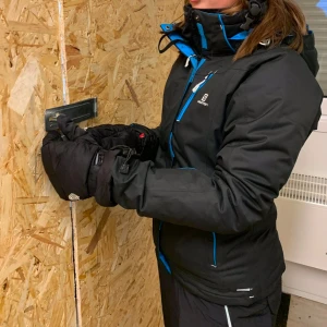 Svart/blå skidjacka från Salomon - Använt en vecka varje år men väl omhändertagen. Säljer för att den är för liten nu. Jag är 160cm som referens.